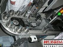 柔性鏈輸送線在醫(yī)藥、機(jī)械零件、食品和飲料工業(yè)中的應(yīng)用是什么？